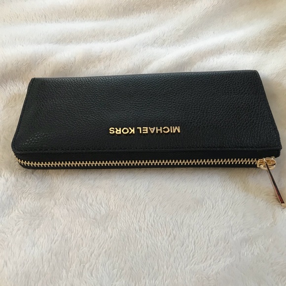 Micheal Kors Jet Set  Three Qtr Zip Wallet NWT - Picture 2 of 6